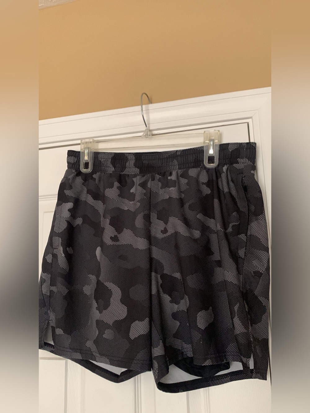 all in motion Men's Black & Gray Camouflage Athletic Shorts